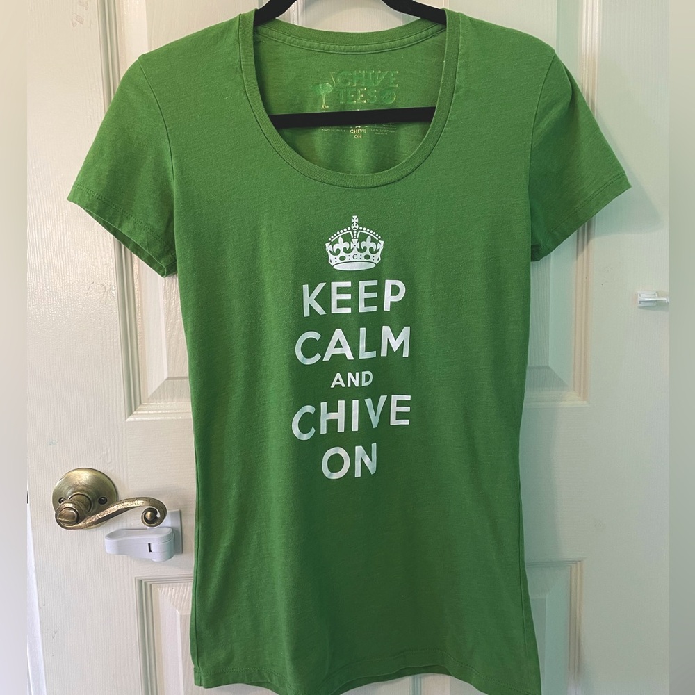 The Chive Keep Calm and Chive On shirt - women’s M - flattering - green & white